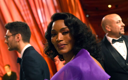 Angela Bassett’s Face When She Lost The Oscar To Jamie Lee Curtis Is Breaking Hearts