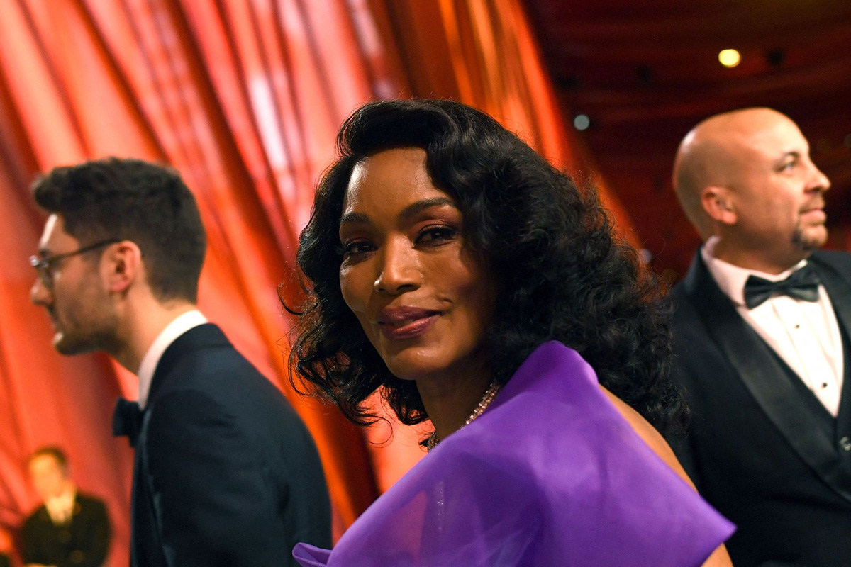 Angela Bassett’s Face When She Lost The Oscar To Jamie Lee Curtis Is Breaking Hearts